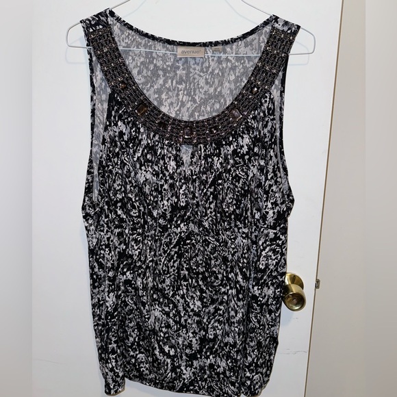 Women’s Sparkly Sleeveless Black and White Blouse - Avenue Brand Size 26/28 - Picture 1 of 6